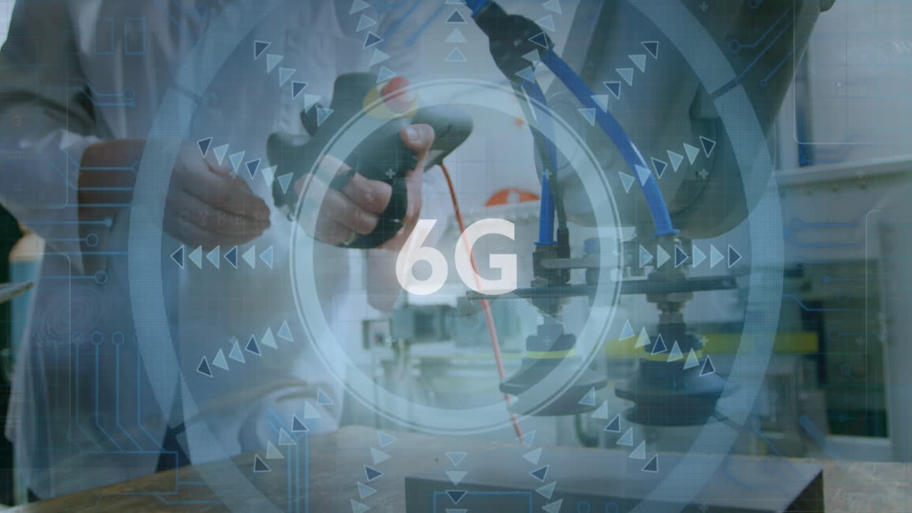animación de texto de 6g sobre escáner redondo contra la sección media de un ingeniero masculino que trabaja en una fábrica