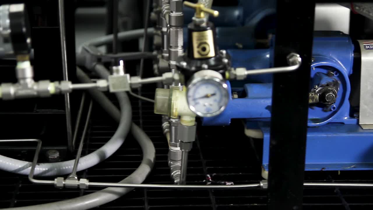 sistema de bombas y tuberías industriales