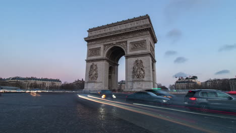 Lapso-De-Tiempo-Del-Santo-Grial-Del-Arco-Del-Triunfo-Con-Autos-Moviéndose-Rápido-Y-Desenfoque-De-Movimiento-Durante-La-Noche-En-París