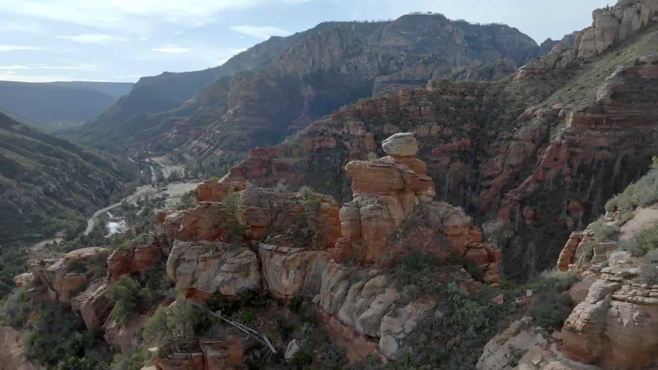 montañas de roca roja y buttes en sedona, arizona con video de avión no tripulado moviéndose de cerca por las piedras