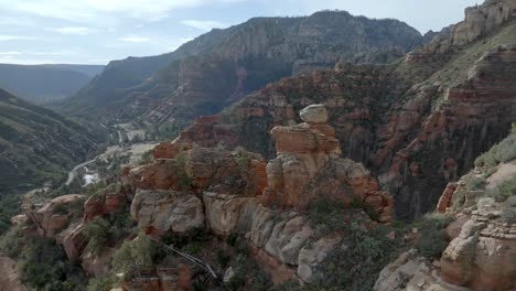 Red-rock-mountains-and-buttes-in-Sedona,-Arizona-with-drone-video-moving-in-close-up-by-stones