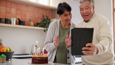 Tableta,-Videollamada-Y-Pareja-De-Ancianos