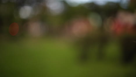 primer plano de dos personas compartiendo una bebida típica argentina