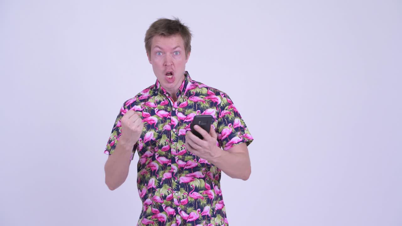 joven turista con gran vientre