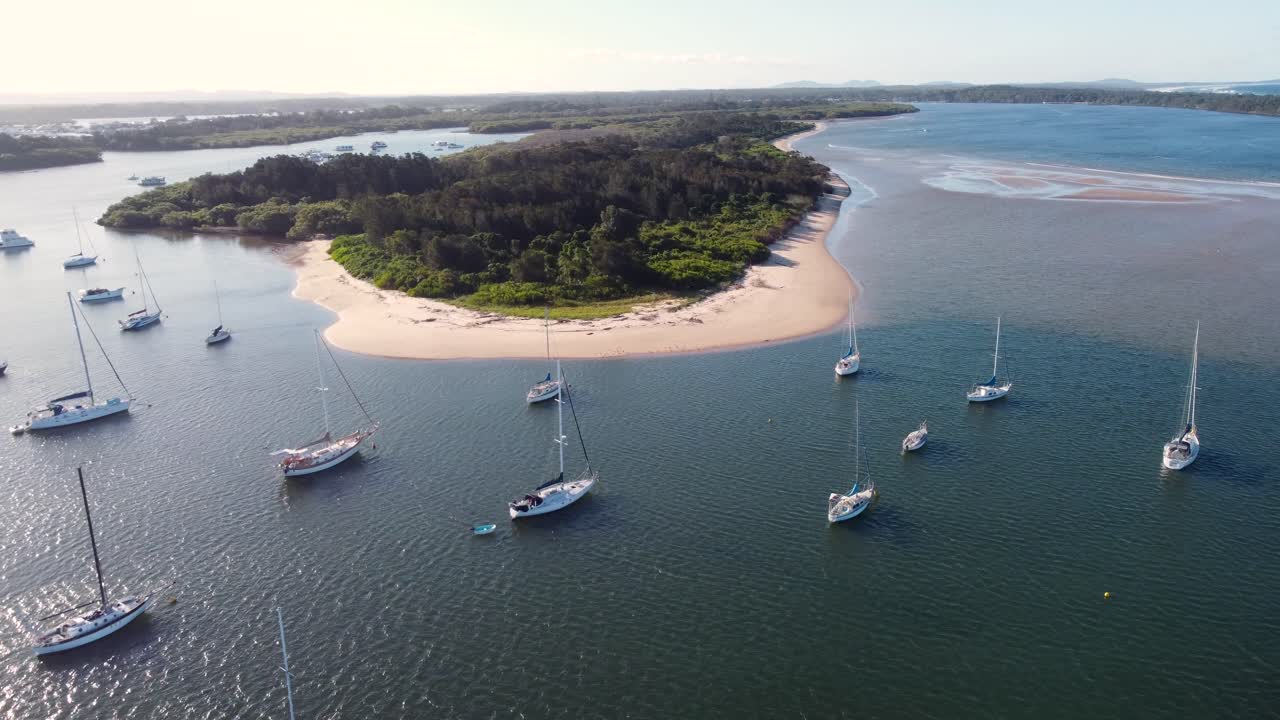 toma aérea de drones de la isla de bancos planos de arena natural en la entrada del río hastings con yates y veleros puerto del océano pacífico macquarie nsw costa norte media australia 4k