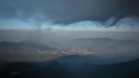 la ciudad de sapa, envuelta en niebla, se transforma en un lugar surrealista como un cuento de hadas.