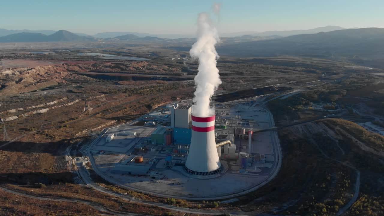 drones órbita humo vapor seguimiento chimenea central eléctrica de carbón planta de puesta de sol