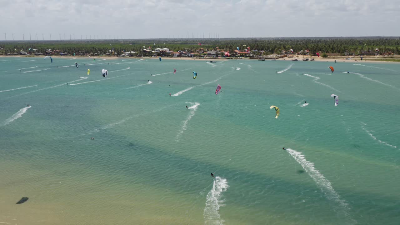 ilha do guajiru, brazil, drone view에서 물 위의 많은 카이트 서퍼