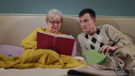 abuelo y nieto leyendo juntos