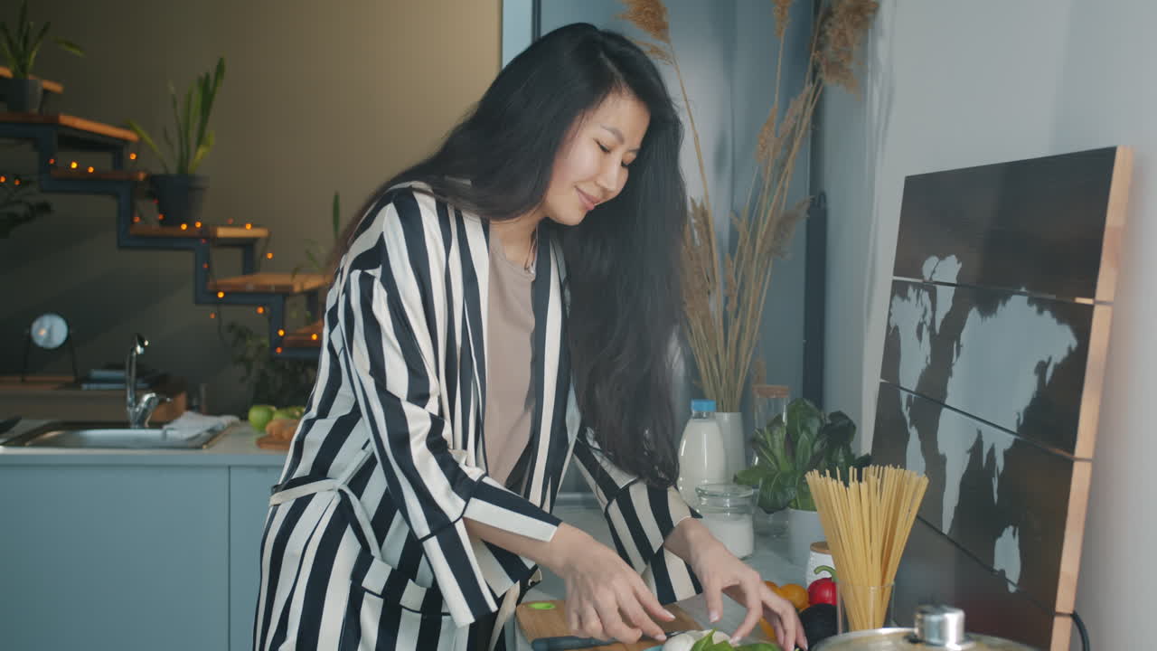 在厨房做饭的女人