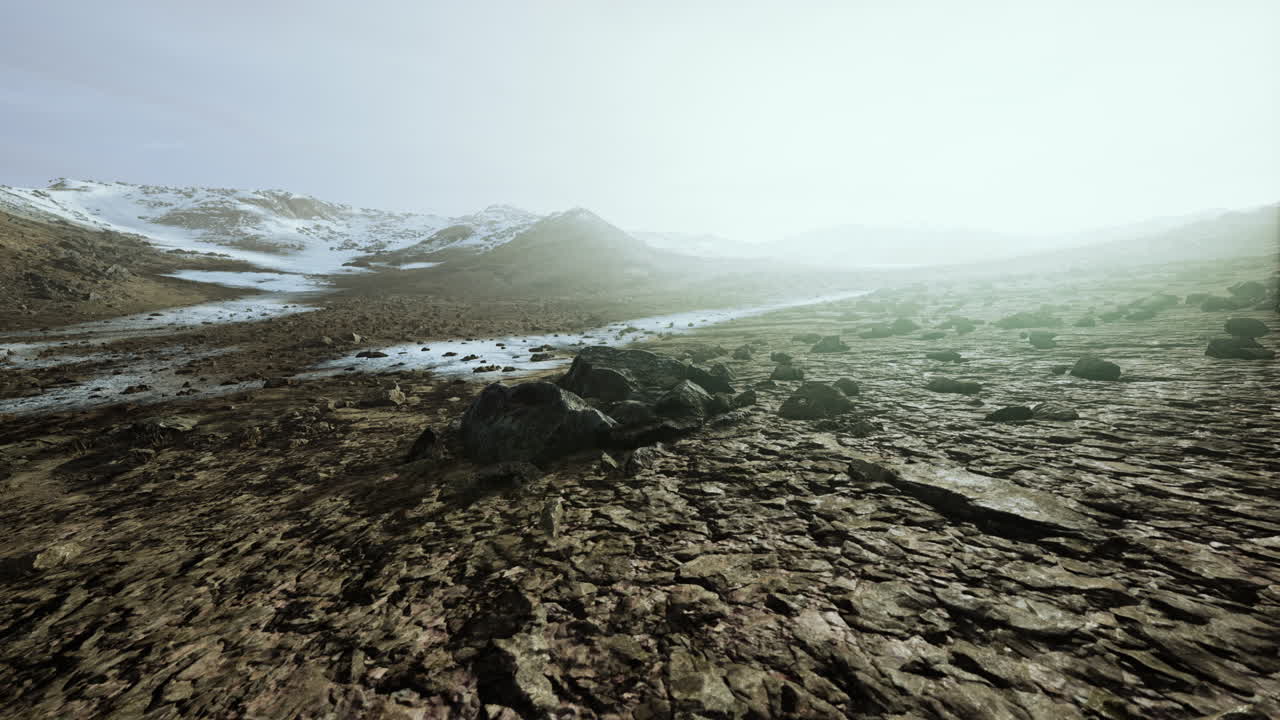 바위 사막에서 해가 뜨고 언덕에서 그늘이 떨어집니다.