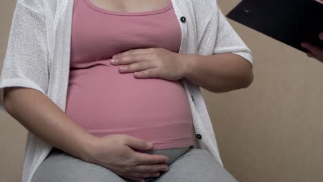 Mujer-Embarazada-Y-Médico-Ginecólogo-En-El-Hospital