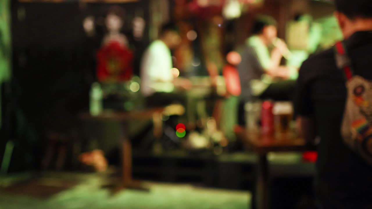 음악가들이 활기찬 방 공연장에서 공연을 하고 있습니다.