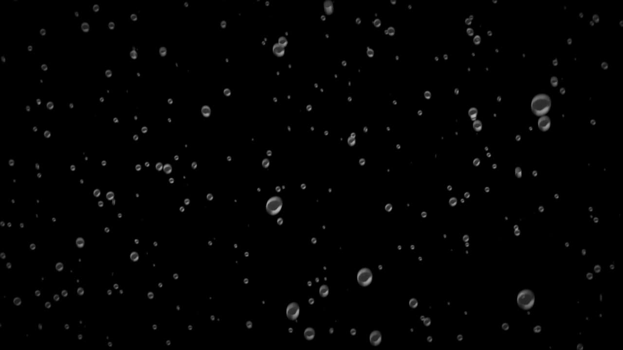 капли воды на черном фоне