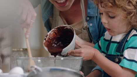 Kleiner-Junge-Hilft-Mutter-Beim-Backen-In-Der-Küche-Und-Mischt-Zutaten,-Backt-Schokoladen-Cupcakes-Und-Bereitet-Zu-Hause-Ein-Rezept-Vor