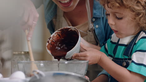 niño ayudando a su madre a hornear en la cocina mezclando ingredientes horneando cupcakes de chocolate preparando receta en casa