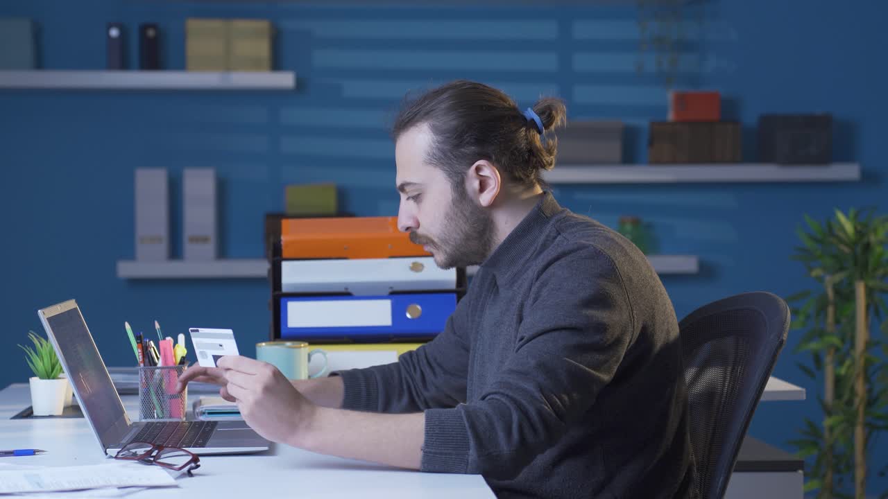 счастливый человек покупает из электронной коммерции.