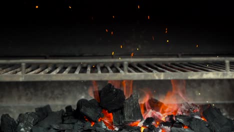 Holzkohleofen-Im-Küchenrestaurant-Mit-Asche-Und-Funken,-Rotem-Feuer,-Nach-Oben-Geneigter-Flamme,-Heißer-Grill