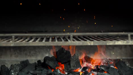 horno de carbón en el restaurante de la cocina con cenizas y chispa de fuego rojo inclinación hacia arriba disparó llama de parrilla caliente