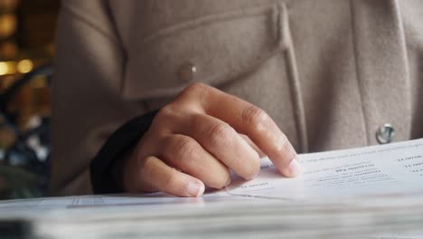 persona que está leyendo un documento
