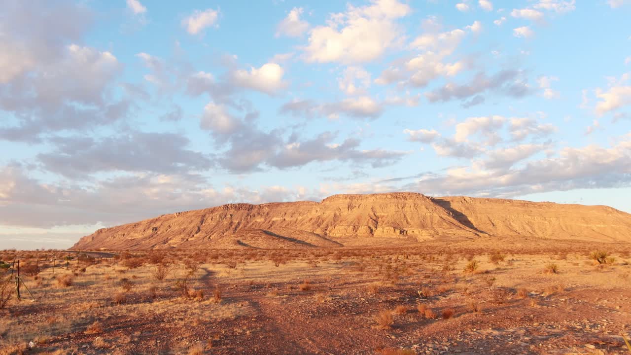 미국 남서부의 높은 사막 파노라마와 외로운 고속도로