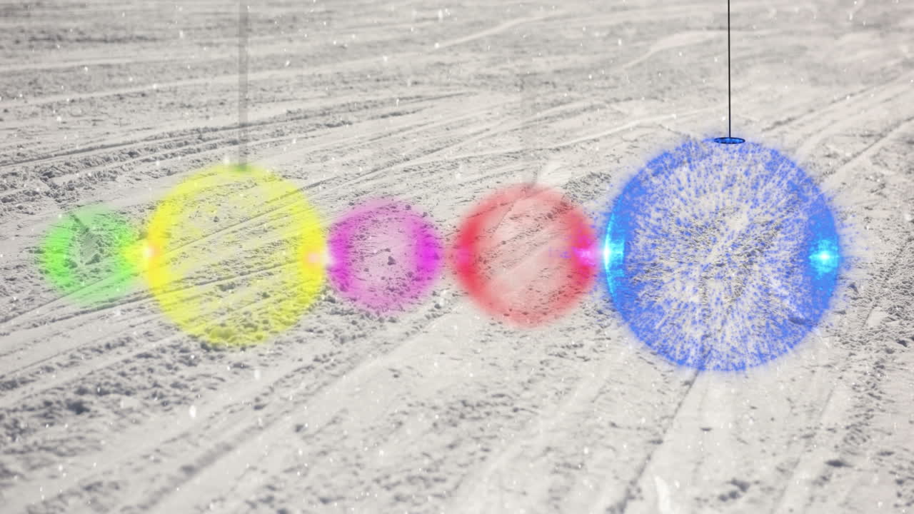 눈이  ⁇ 인 스키 슬로프 위에 다채로운 구슬의 애니메이션