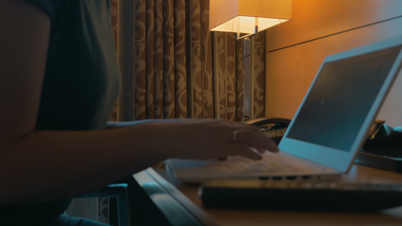 mujer de negocios ocupada durante el trabajo