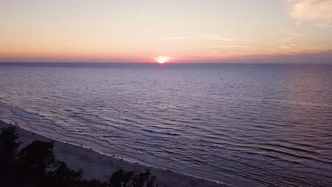 Imágenes-De-Drones-De-Una-Puesta-De-Sol-Sobre-El-Mar-Báltico,-Playa-De-Lubiatowo,-Polonia