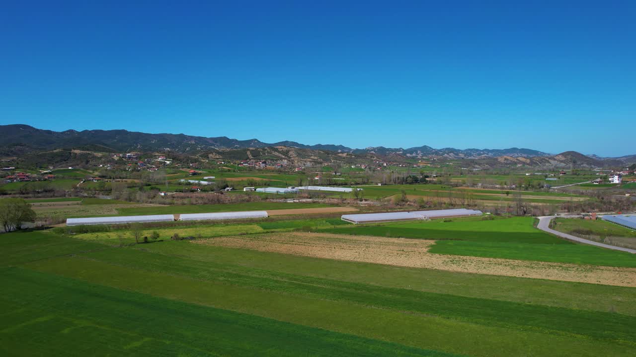 봄에 초록색 토지, 온실, 재배 된 땅과 함께 시골 풍경: 알바니아의 아름다운 계곡에서 번성하는 농업