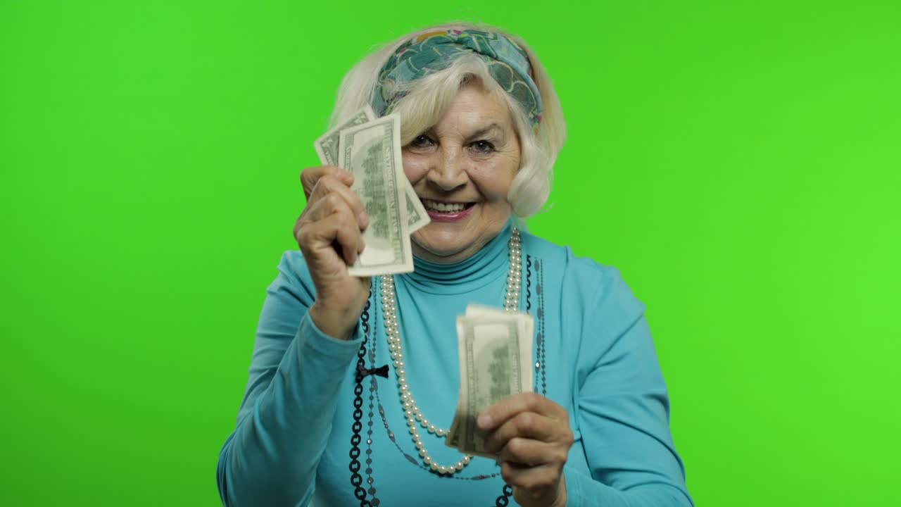 노인 할머니. 돈 지폐를 가진 백인 여성은 웃으며 축하합니다.