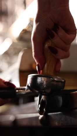 una mujer empapando café.