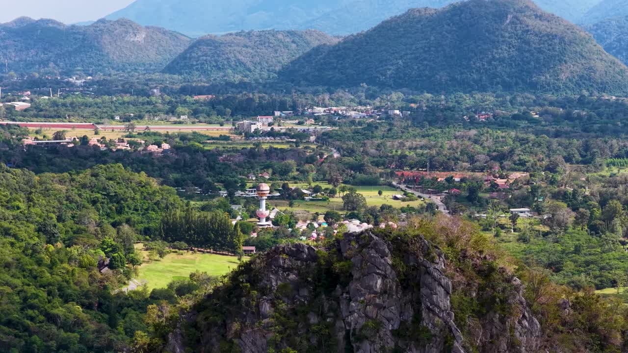 Imagens aéreas de drone capturam uma ampla vista panorâmica de montanhas de calcário e paisagens de vales verdejantes.
