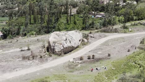 Yungay-Ancash,-Riesiger-Felsen,-Der-Drohne-Zurückbewegt