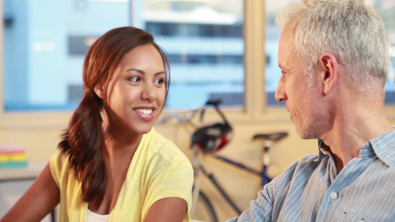 um trabalhador de negócios casual a sorrir a falar.