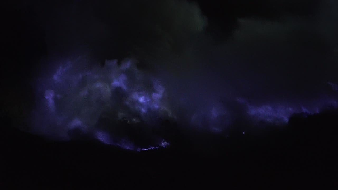 카와 이젠 화산의 파란 황불