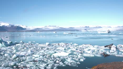 Laguna-Marina-En-Islandia-Con-Témpanos-De-Hielo-Y-Montañas-En-El-Horizonte