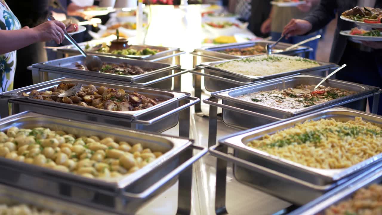 고급 레스토랑에서 고기, 다채로운 과일과 채소로 구성된 뷔페 음식을 제공합니다.