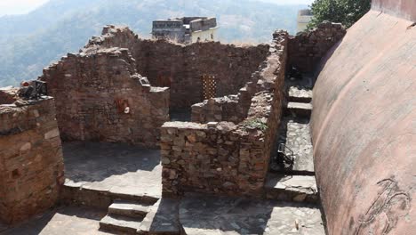 antiguas ruinas del fuerte pared de ladrillo por la mañana desde un ángulo plano el video se toma en el fuerte de kumbhal kumbhalgarh rajasthan india