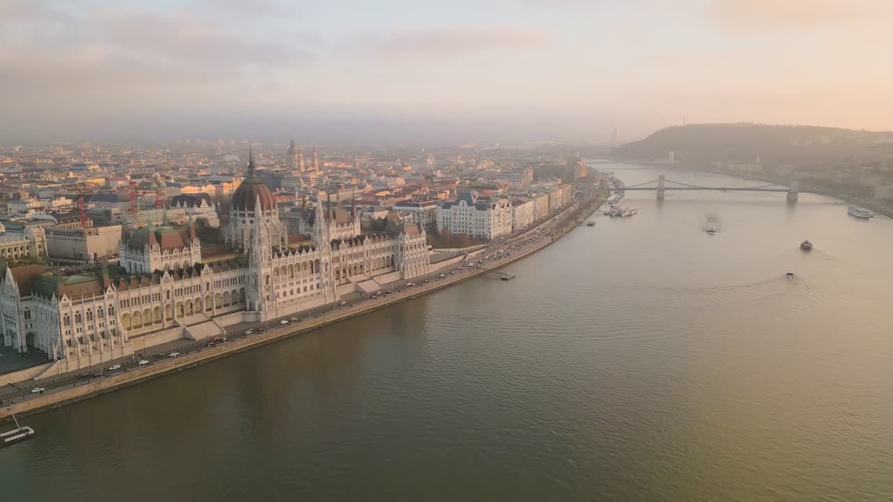 Riprese mozzafiato con drone del Palazzo del Parlamento Ungherese e del fiume Danubio al tramonto.
