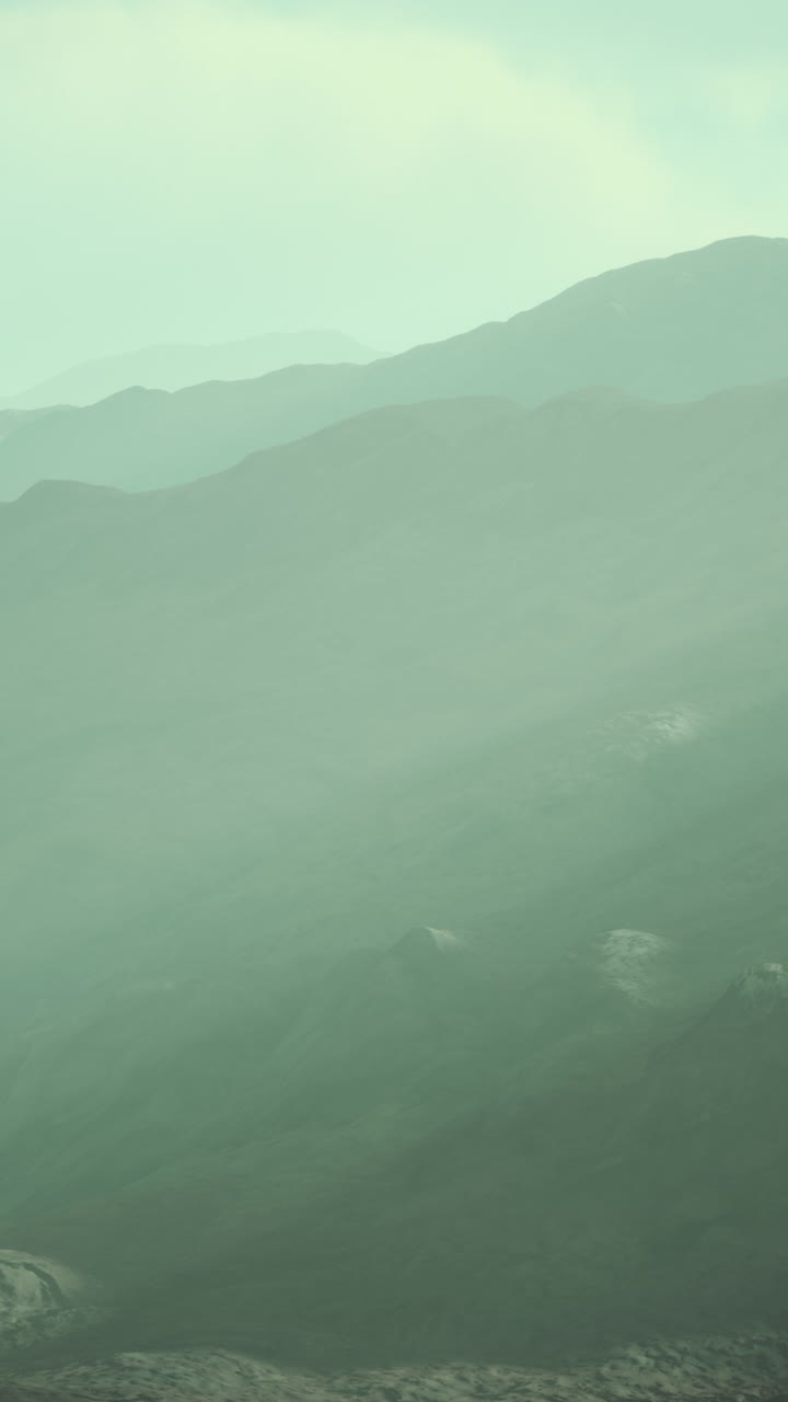 paisaje alienígena con niebla