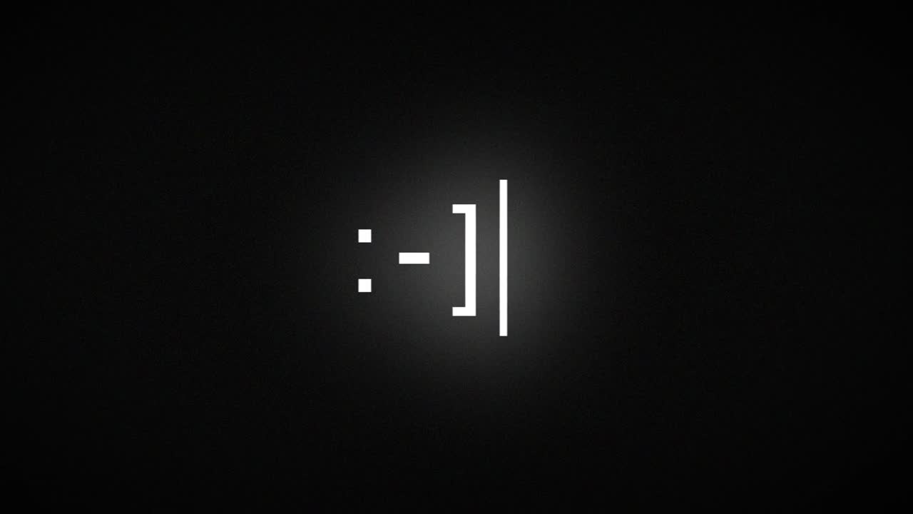 текстовая улыбка на старом компьютерном мониторе с мигающим курсором