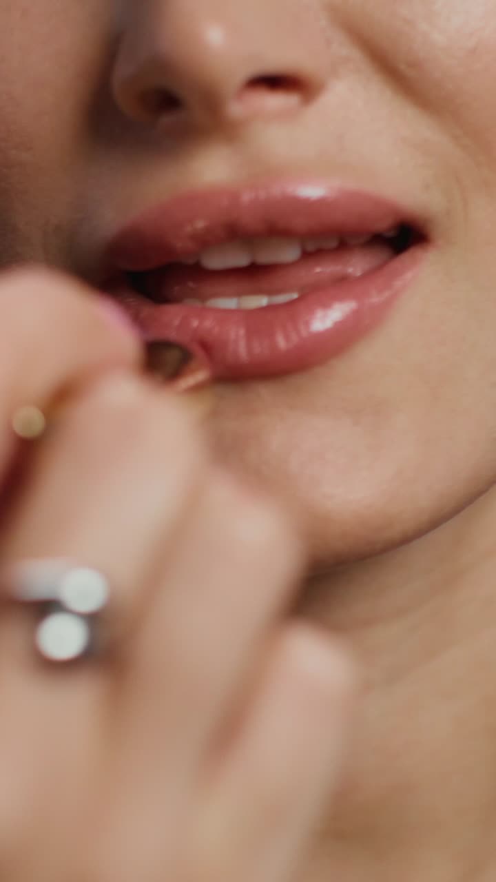 mujer aplicando lápiz labial