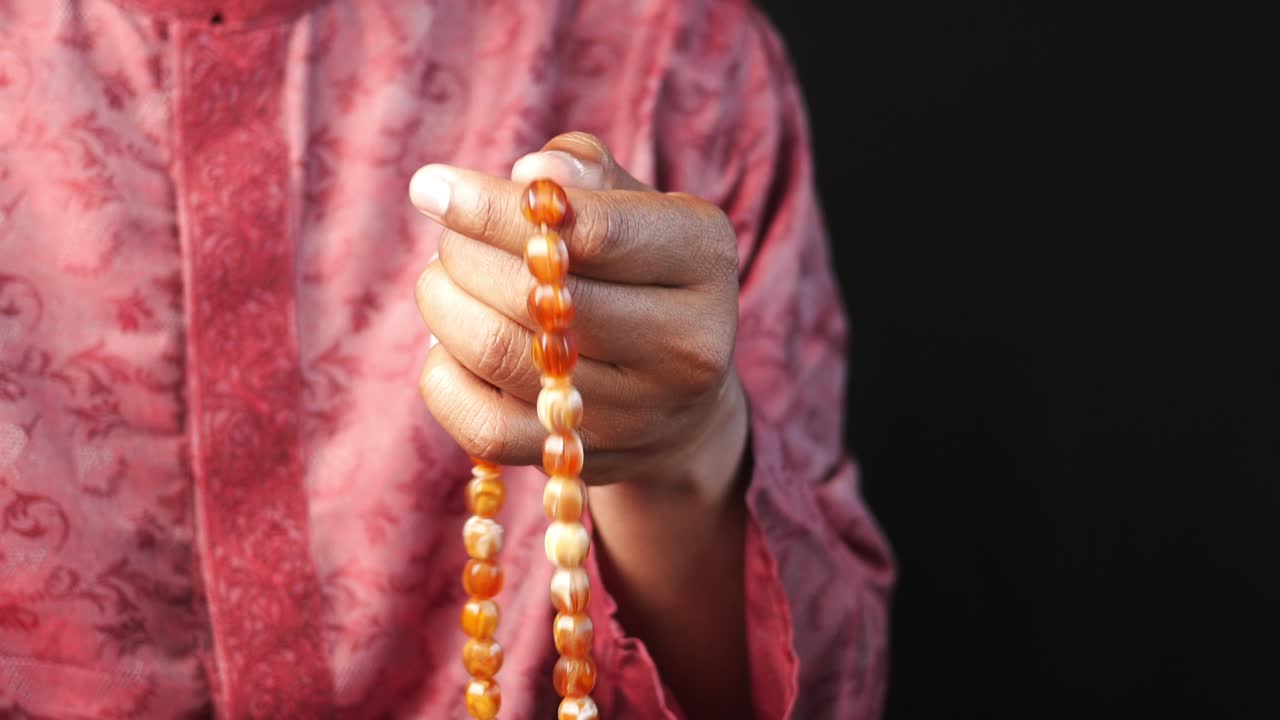 hombre con cuentas de oración