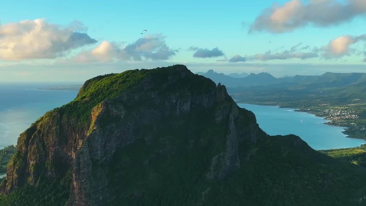 아름다운 풍경, 야생 자연, 바위 산과 함께 열대 섬, 울창한 초록색 정글, 나무, 과 은 푸른 바물, 은 날 바다, 배경에 아름다운 파란 하늘.