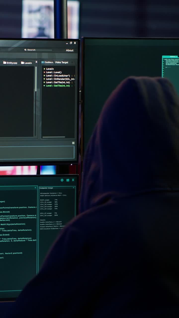 Højformatvideo. Erfaren hacker skriver kode på computer i en underjordisk bunker