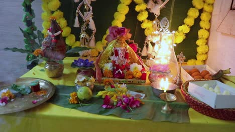 Heiliger-Hinduistischer-Gott-Ganesha-Götzenanbetung-Mit-Heiliger-Opfergabe-Und-Dekoration-Zu-Hause-In-Ganesh-Chaturthi