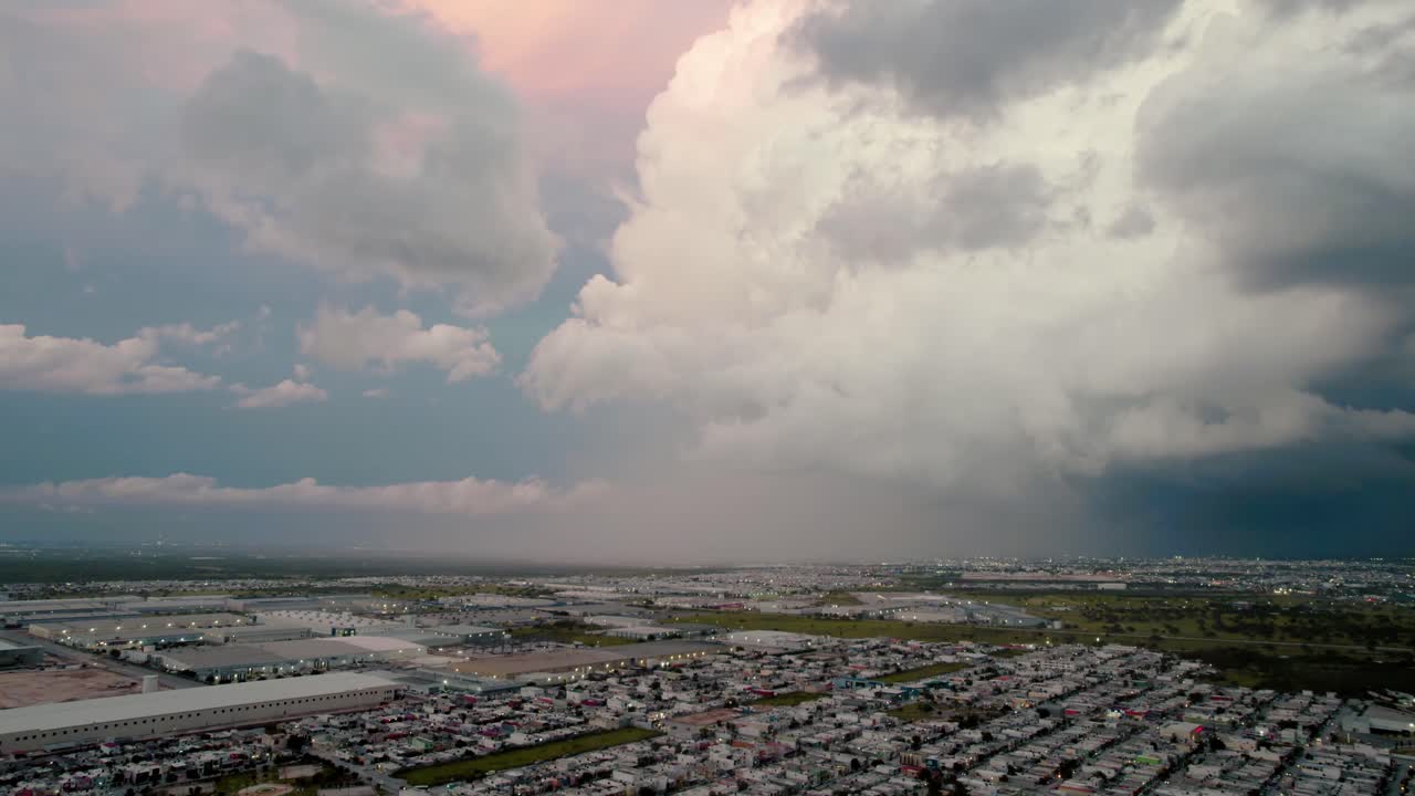 멕시코 타마울리파스 주 북부 에 있는 국경 도시 인 레이노사 의 도시 거주 지역 위 에 다가오는 폭풍 의 멋진 항공 영상 촬영