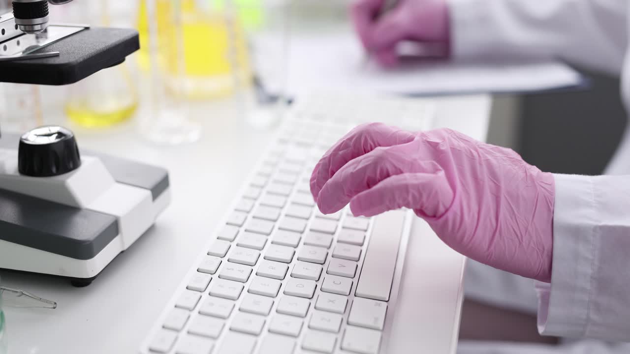 científico que trabaja en un laboratorio