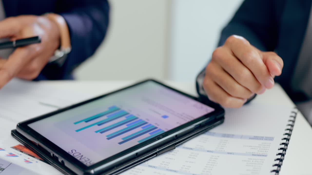 manos, gente de negocios y datos en la pantalla de la tableta