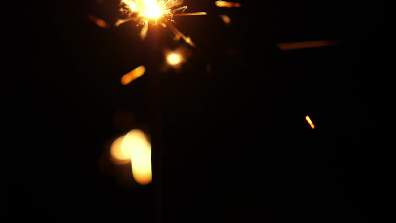 chispas, chispas en la noche sobre un fondo oscuro